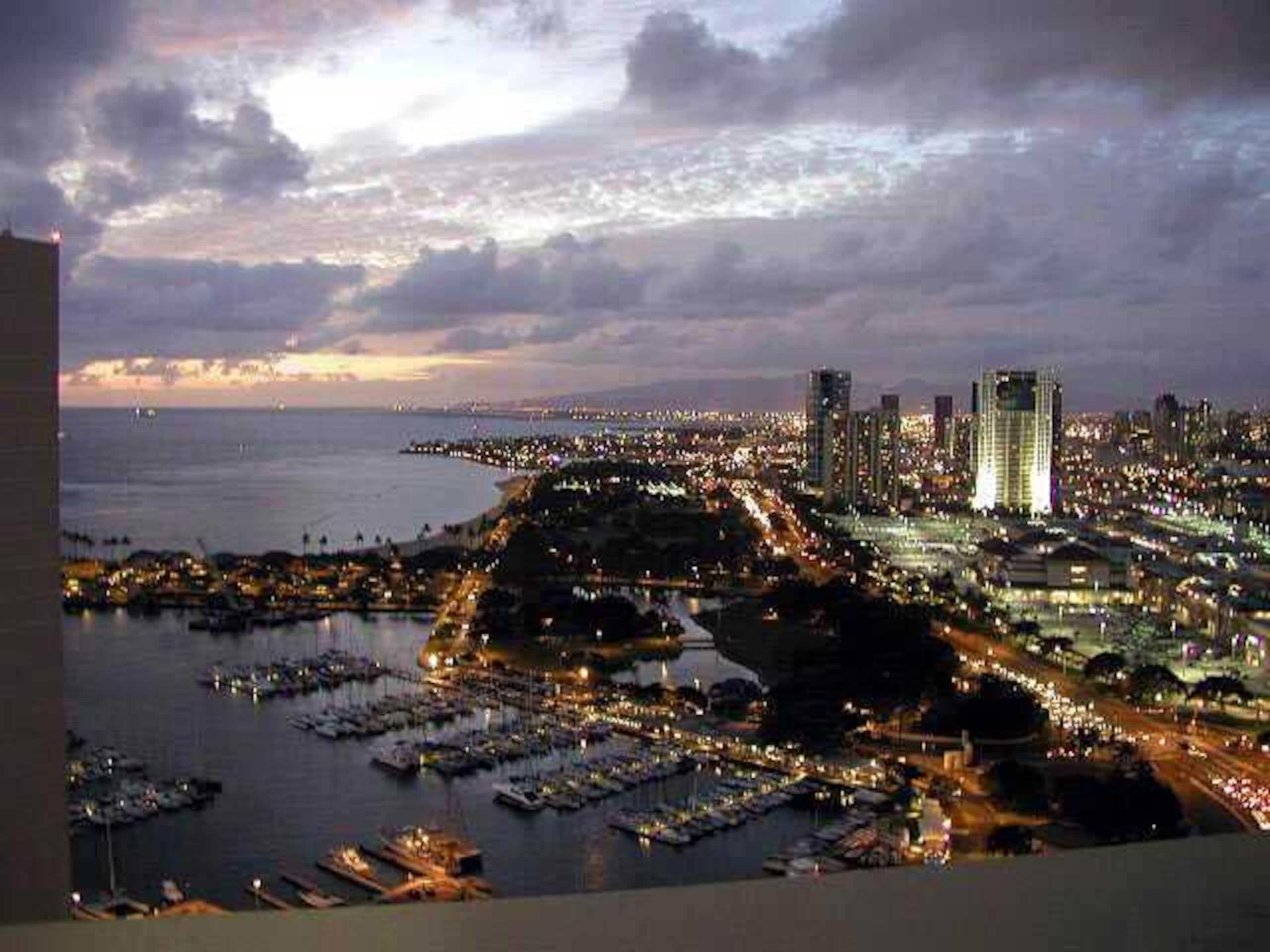 Condo in Honolulu · ★4.54 · Studio · 1 bed · 1 shared bath - Image 15