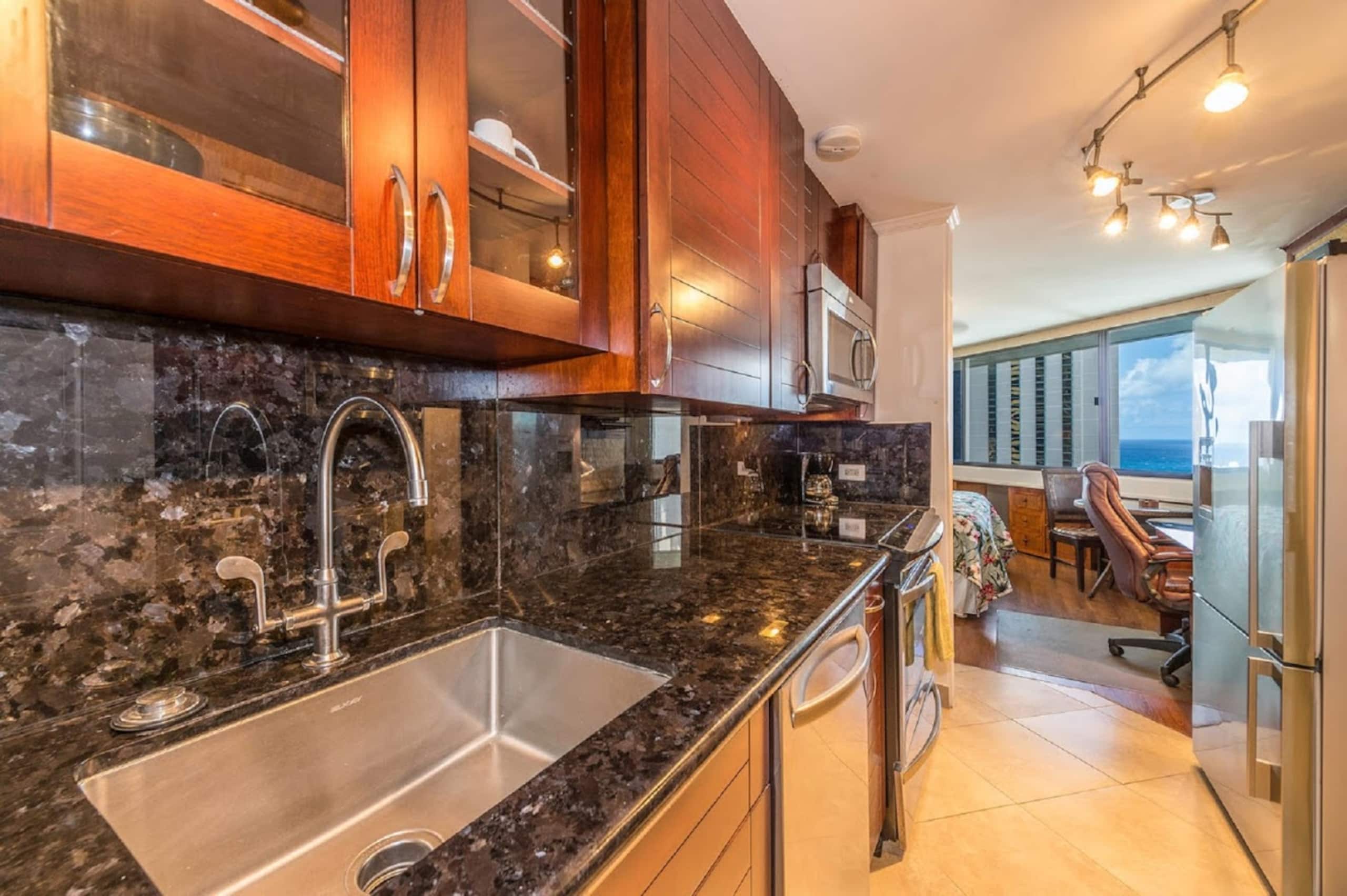 Condo in Honolulu · ★4.54 · Studio · 1 bed · 1 shared bath - Image 5