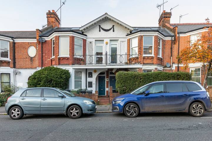 Stylish family home and garden for 7 in Brixton gallery image 3