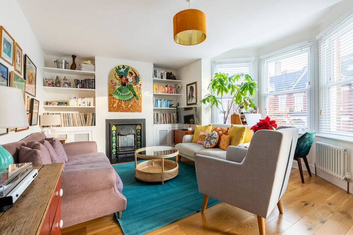 Stylish family home and garden for 7 in Brixton gallery image 4