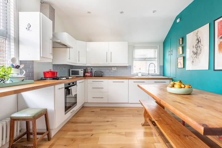 Stylish family home and garden for 7 in Brixton gallery image 5