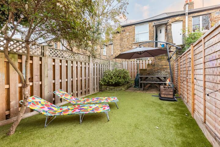 Stylish family home and garden for 7 in Brixton gallery image 2