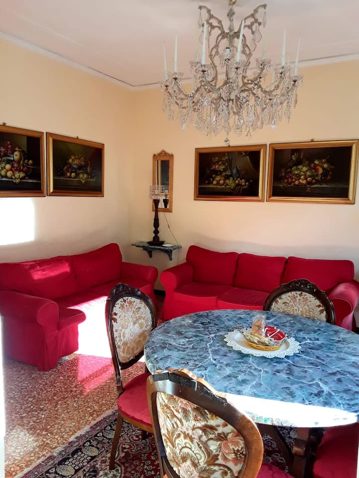 Typical Venetian House On The Canal - Venetië