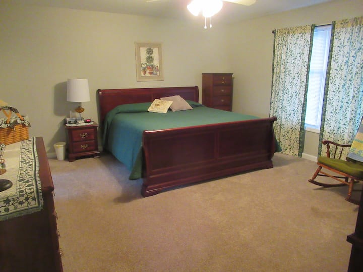 特大双人床主卧。