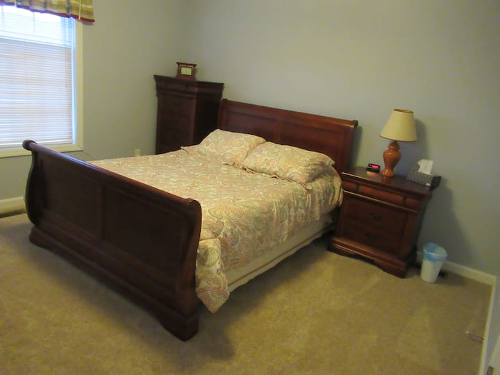 2号卧室配有标准双人床。