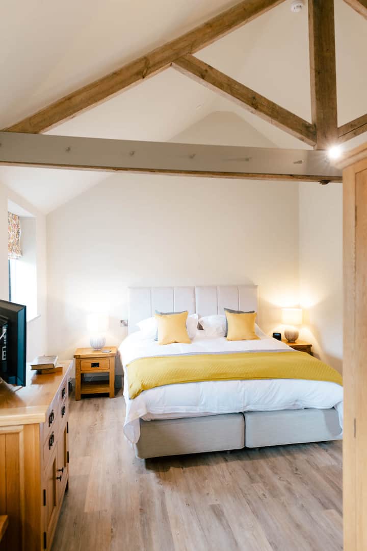 Спалня 2. може да бъде с 2 отделни легла или суперголямо двойно легло, със самостоятелна баня