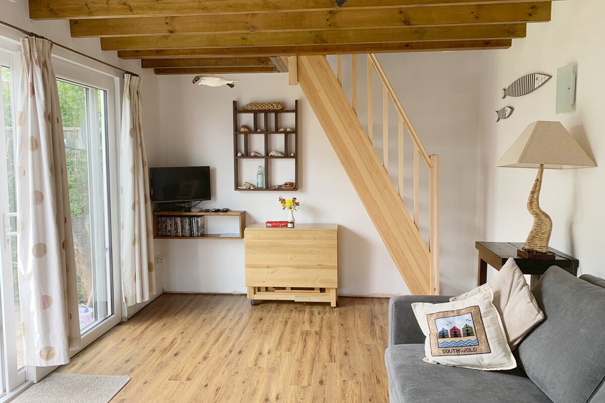 Acogedor salón/comedor con un tema náutico.