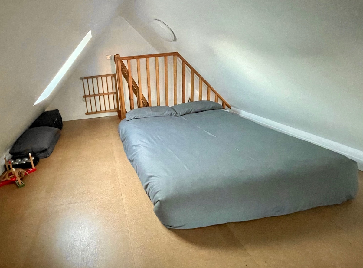 Cama doble, además de cuna de viaje y puerta de escalera, si es necesario. También se puede suministrar una trona previa solicitud.