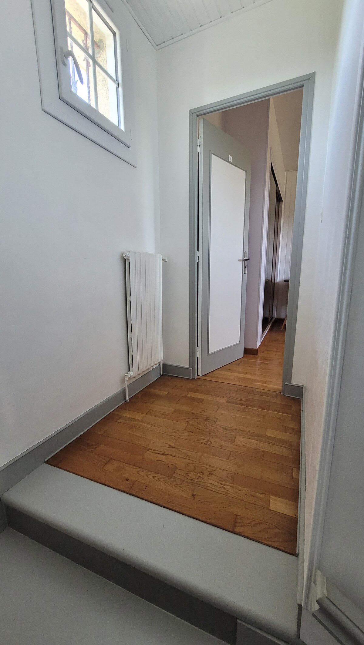 пристап до скалите во спалната соба на горниот кат.