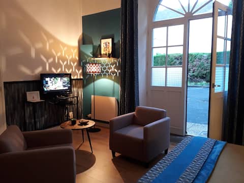 Popular Airbnb listing: Tulip trees, secure parking, queen size bed in Le Mans