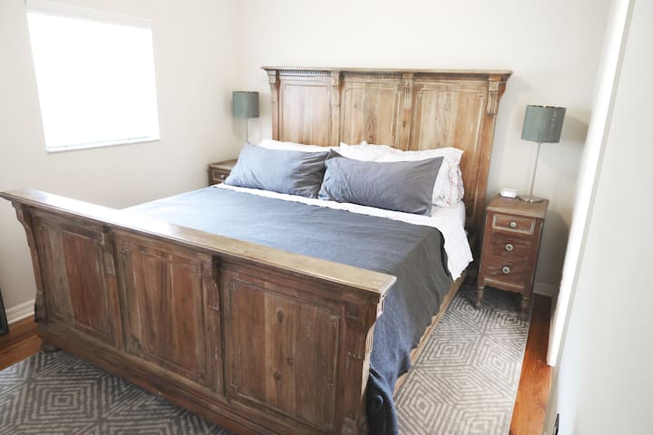 חדר שינה סנט ג'יימס עם מזרן ספוג זיכרון של קספר.