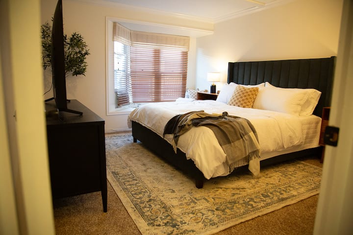 Hlavná spálňa s inteligentným televízorom