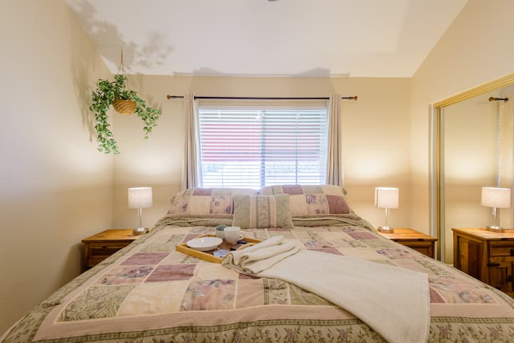 ห้องนอนหลักในสิ่งที่เราเรียกว่า "ห้องเซียสตา ": เตียงขนาดคิงไซส์รองรับผู้เข้าพัก 2 คน 

(ดูรีวิวของเราเกี่ยวกับที่นอนและหมอนของเรา)
