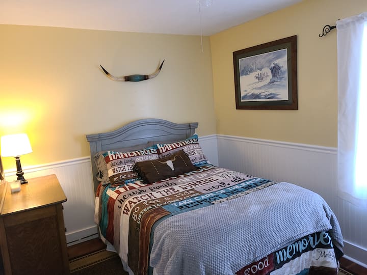 2号卧室。全尺寸床。