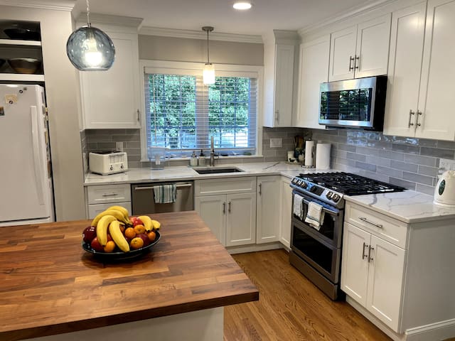 East Side near Brown U., restaurants, shops gallery image 2