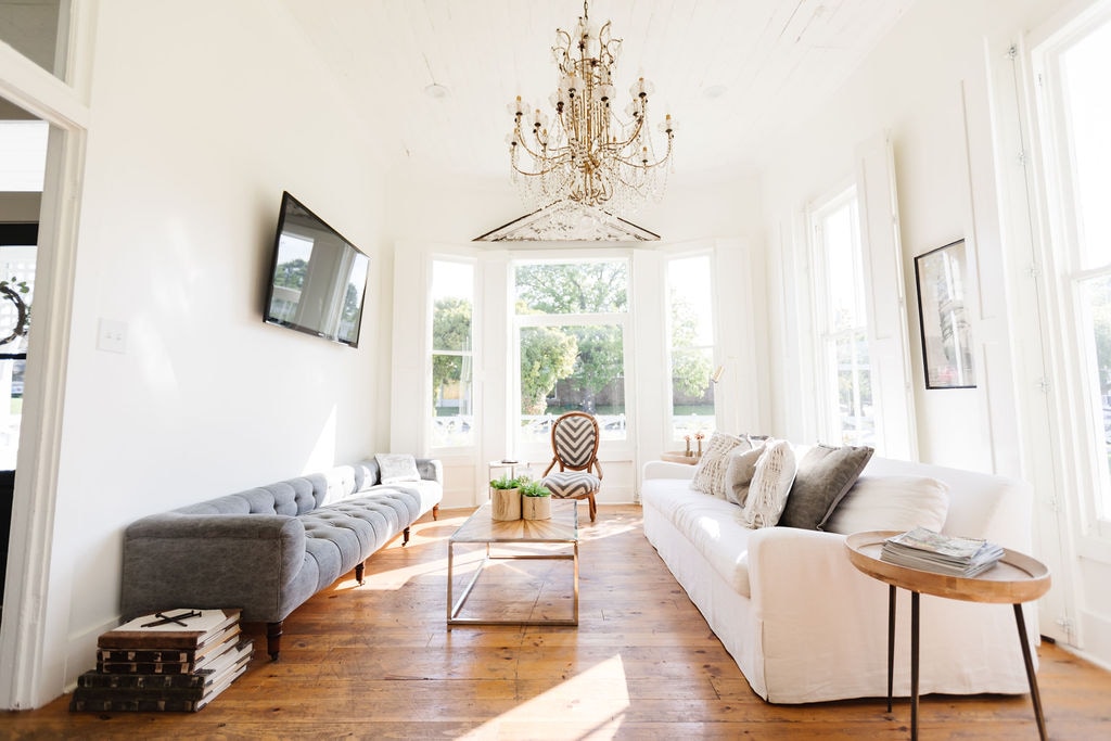 Sebule yetu iliyopambwa vizuri, na kitanda cha sofa na madirisha mazuri sana kote.