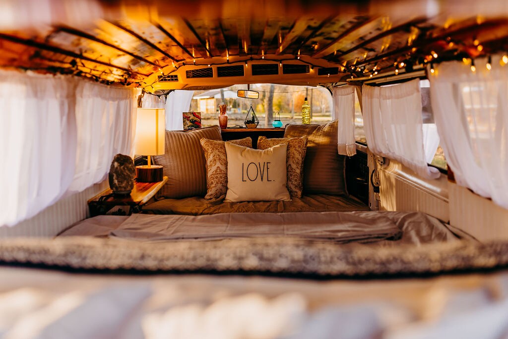 Prachtig plafonddetail en een blik op de bekledingbank.