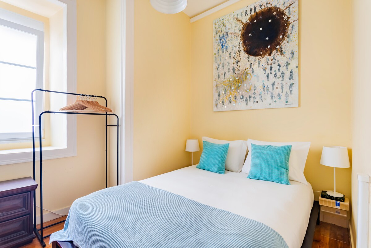 配备1.8米宽双人床的卧室