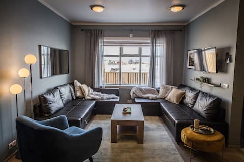 Bakki Apt - Spacious 2-bedroom seaside apartment