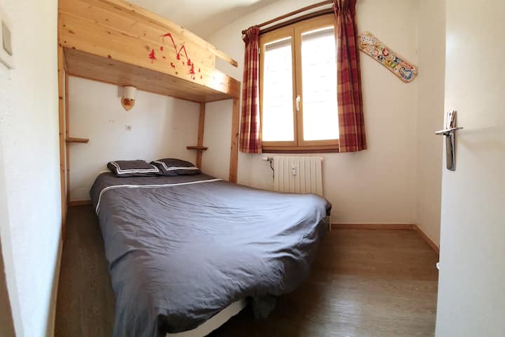 chumba kilicho na kitanda 1 cha watu wawili katika sentimita 140 na kitanda kimoja juu katika sentimita 90