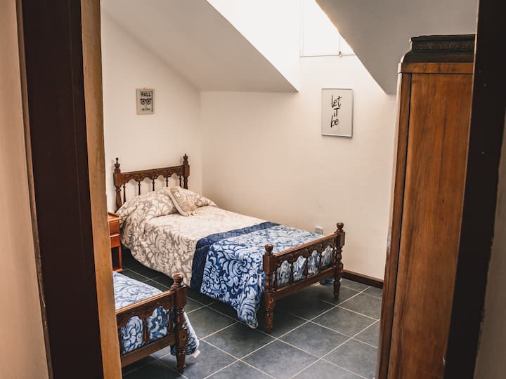 Ოთახი 2, ორი პატარა საწოლით