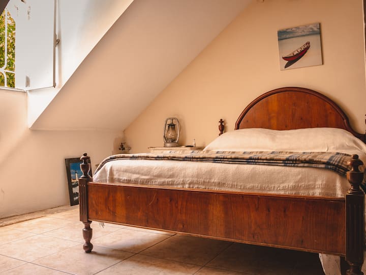 Ნომერი 4 1 საწოლიანი საწოლით