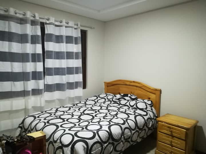 Ცალკე ოთახი ტელევიზორით Netflix-ით, ღამის მაგიდით და შესანიშნავი ხედით ფანჯრიდან