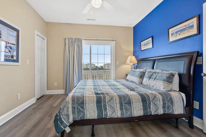 Საწოლსა და საძინებელში არის ტერასა, რომელიც ჭაობს გადაჰყურებს. ცალკე სააბაზანო.