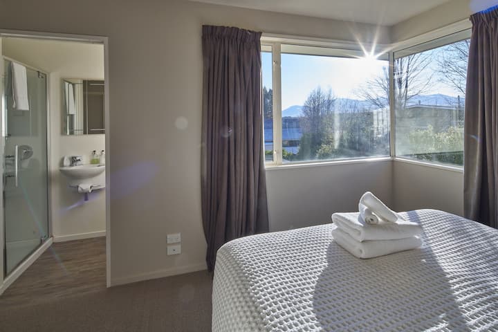 חדר שינה זוגי עם חדר רחצה צמוד