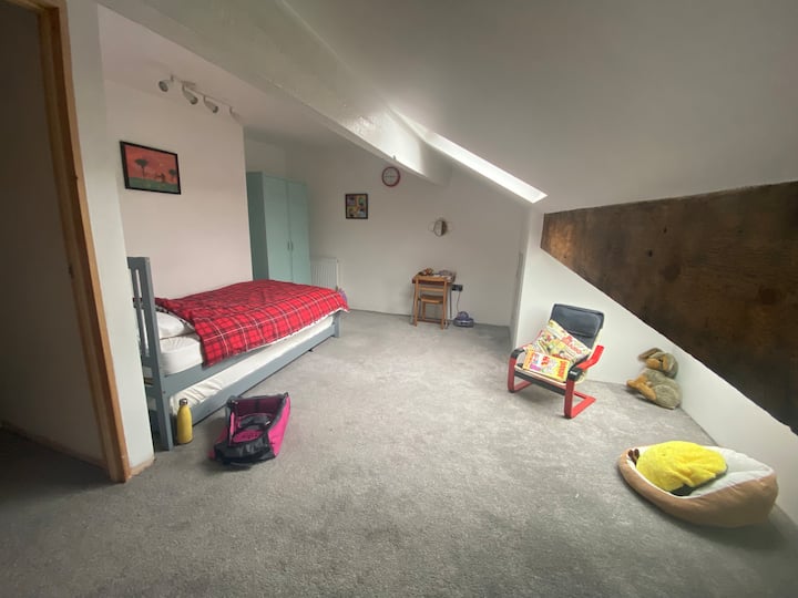 Първа спалня на лофт, единична с легло на колелца отдолу