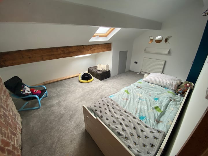 Втора стая на лофт, единично легло  с легло на колелца отдолу. Може да спи двама, идеални за малки деца 