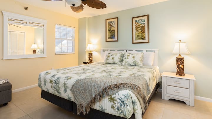 Glavna spavaća soba s bračnim krevetom (širine 180 – 200 cm) i privatnom kupaonicom 