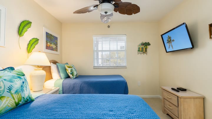 Sporedna spavaća soba s 2 zasebna kreveta i TV-om