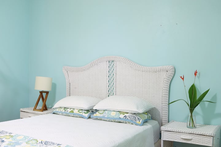 ห้องนอนชั้นล่าง #2 พร้อมสระว่ายน้ำและวิวทะเล