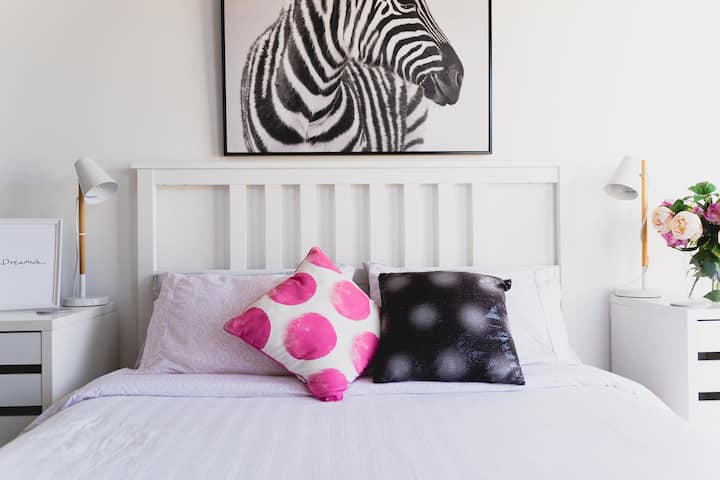 Questa camera da letto matrimoniale si affaccia sul balcone.