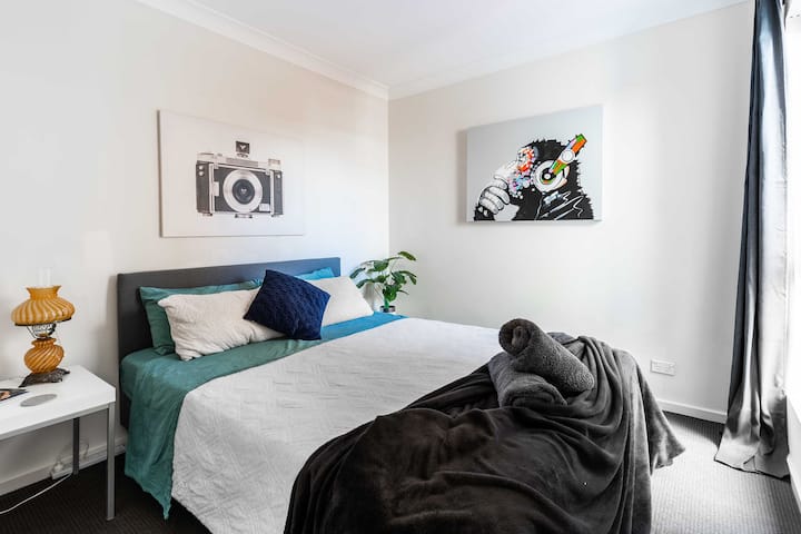 Questa camera con un letto matrimoniale si trova al piano di sotto. Il WC è accanto se hai bisogno di usare il bagno durante la notte.
Abbiamo anche delle tende oscuranti, se ti piace dormire.