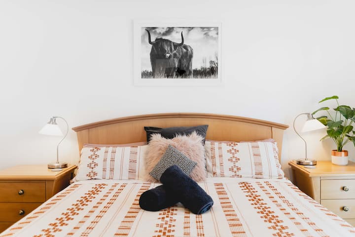 La camera da letto principale con un ampio letto matrimoniale grande.