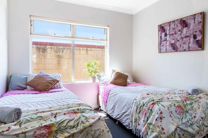 Una delle camere da letto con 2 letti singoli King che sono così confortevoli. È bello avere quella stanza in più.