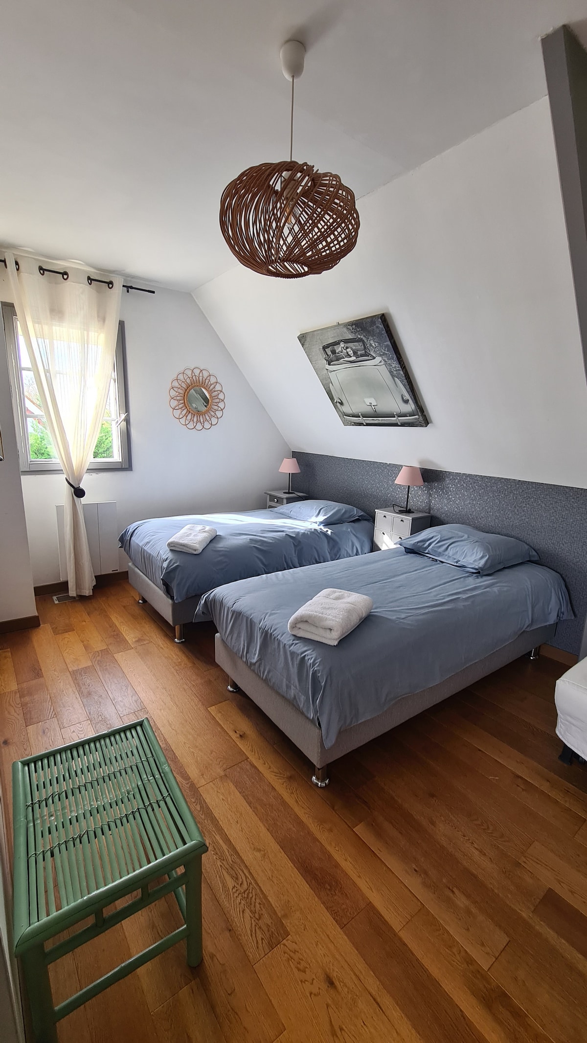 chambre avec 2 lits simples (marque tréca) et un lit d'appoint (chauffeuse), un placard.