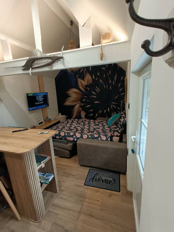 سرير أريكة سريع قابل للتحويل تم إعداده بالفعل عند الوصول