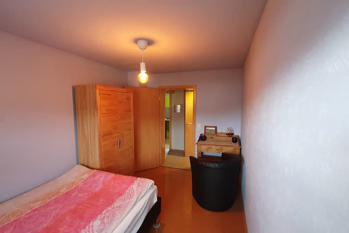 غرفة النوم الثانية بسرير بمقاس كبير، ومناسبة أيضًا لشخصين