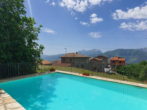 16th cent' Tuscan villa & private pool, sleeps 8