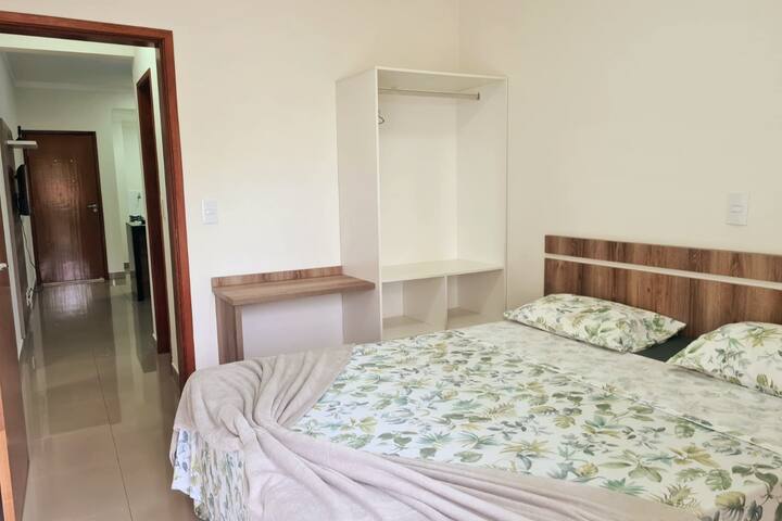 Habitación con una cama doble tamaño queen.