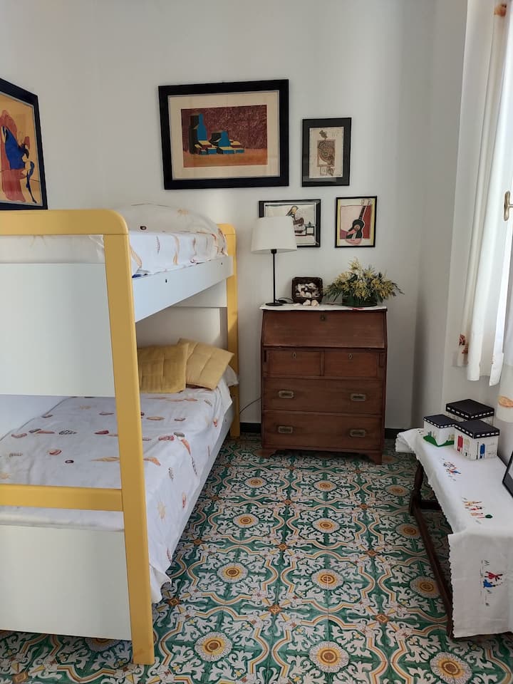 غرفة نوم صفراء مع سرير بطابقين