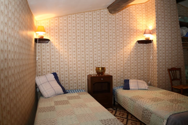 Bedroom 4 attic attic.
Two beds (1890x80). Small window on the street.
Accessed via Bedroom 3.