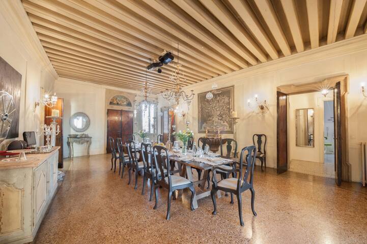 Ca’ Erizzo: dream apartment, spectacular terrace! gallery image 4