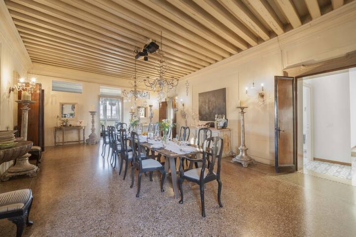 Ca’ Erizzo: dream apartment, spectacular terrace! gallery image 3