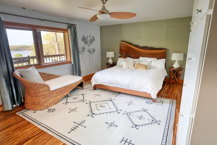 Master Bedroom - 'Walnut' has a king bed, daybed, ensuite bathroom and lake views.