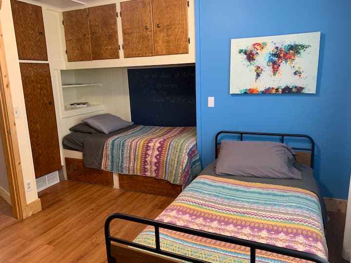 ห้องนอนที่ 4 - ห้องผจญภัยเหมาะสำหรับเด็กๆ (เตียงแฝด 3 หลัง)