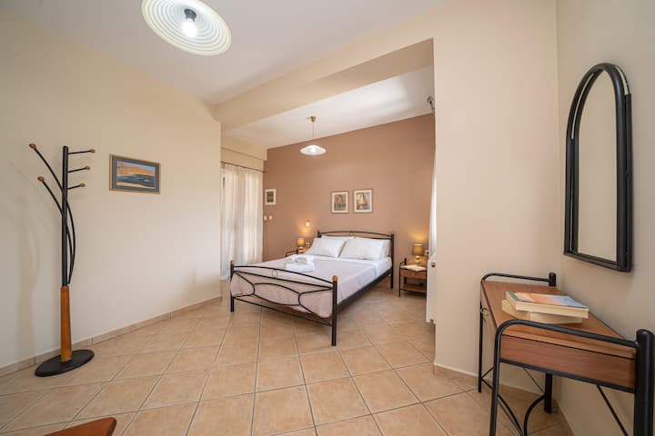 Spavaća soba s bračnim krevetom